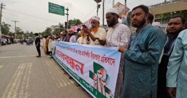 নওগাঁর ধামইরহাটে বরেন্দ্রের অনিয়ন--দুর্নীতি ও কৃষককে মারধরের প্রতিবাদে মানববন্ধন অনুষ্ঠিত