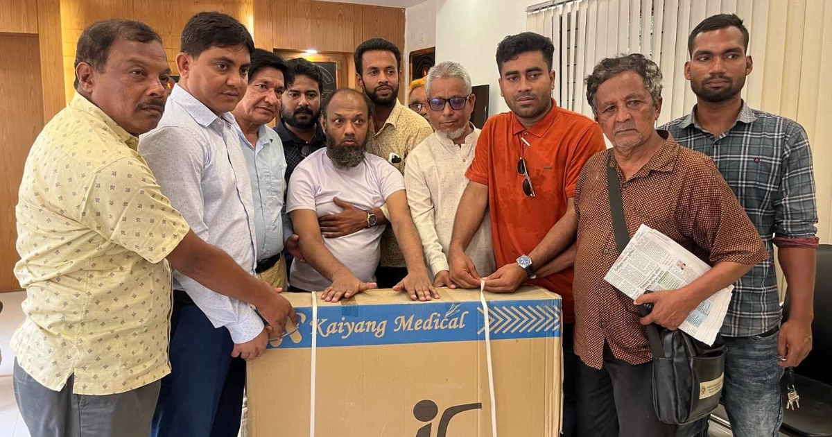 শারীরিক প্রতিবন্ধীকে মানবতার হাত বাড়ান উপজেলা নির্বাহী ও পৌর প্রশাসক মোঃ মাসুদ রানা