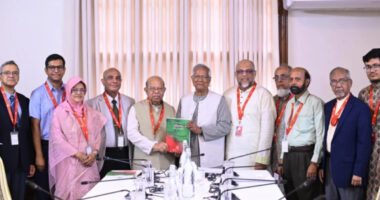 প্রধান উপদেষ্টার কাছে প্রতিবেদন জমা দিল স্বাস্থ্য সংস্কার কমিশন