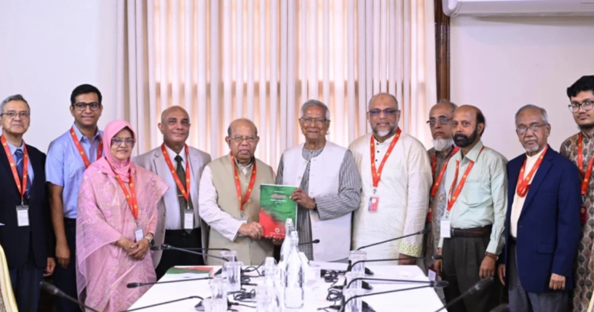 প্রধান উপদেষ্টার কাছে প্রতিবেদন জমা দিল স্বাস্থ্য সংস্কার কমিশন