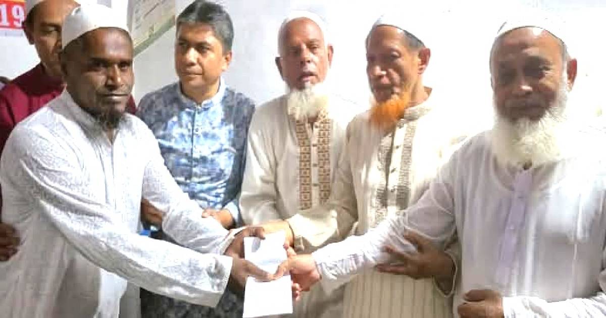গলাচিপায় আগুনে পুড়ে ক্ষতিগ্রস্থ ব্যবসায়ীদের মাঝে অর্থ সহায়তা প্রদান
