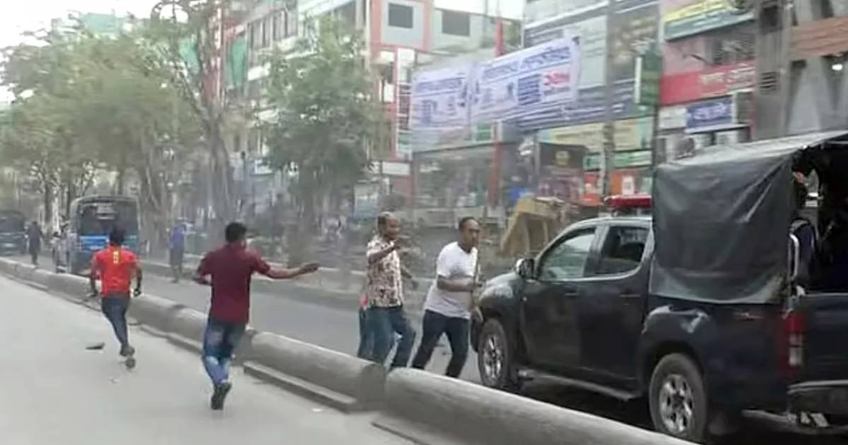 আইভীকে গ্রেপ্তার করে নিয়ে যাওয়ার পথে পুলিশের গাড়িবহরে হামলা