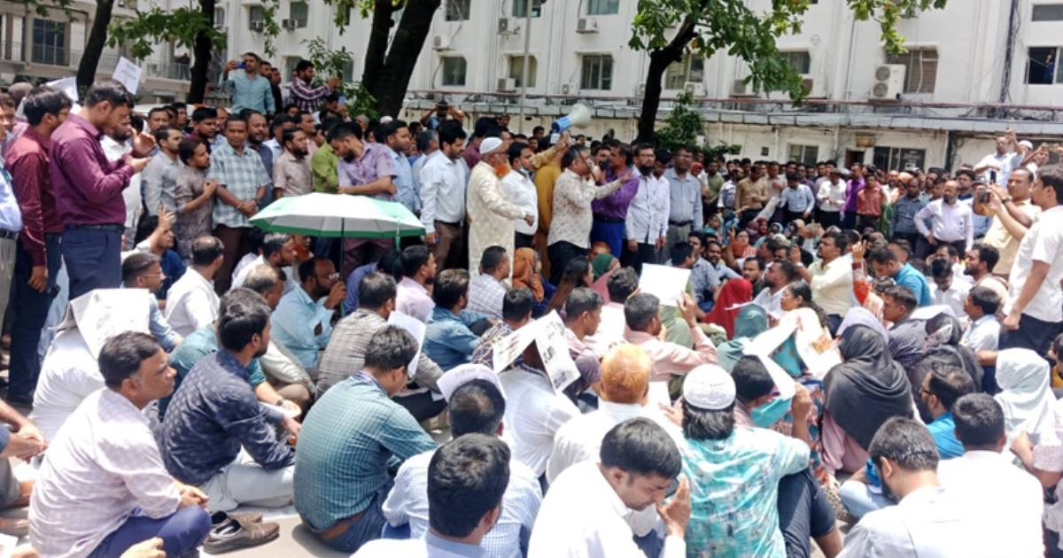 নিষেধাজ্ঞা অমান্য করে সচিবালয়ে বিক্ষোভ