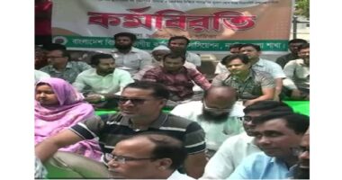 নাটোরে আদালতে তালা ঝুলিয়ে কর্মবিরতি পালন করেছে বিভাগীয় কর্মচারী এ্যাসোসিয়েশন