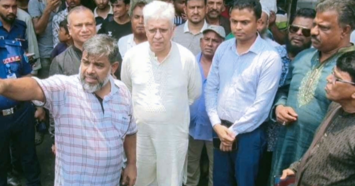মুন্সিগঞ্জ শ্রীনগর বাজারে আগুনের খবরে ছুটে এলেন শিল্প উপদেষ্টা
