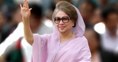 অবশেষে কাতারের আমিরের পাঠানো এয়ার অ্যাম্বুলেন্সে দুই পুত্রবধূসহ দেশে ফিরছেন খালেদা জিয়া
