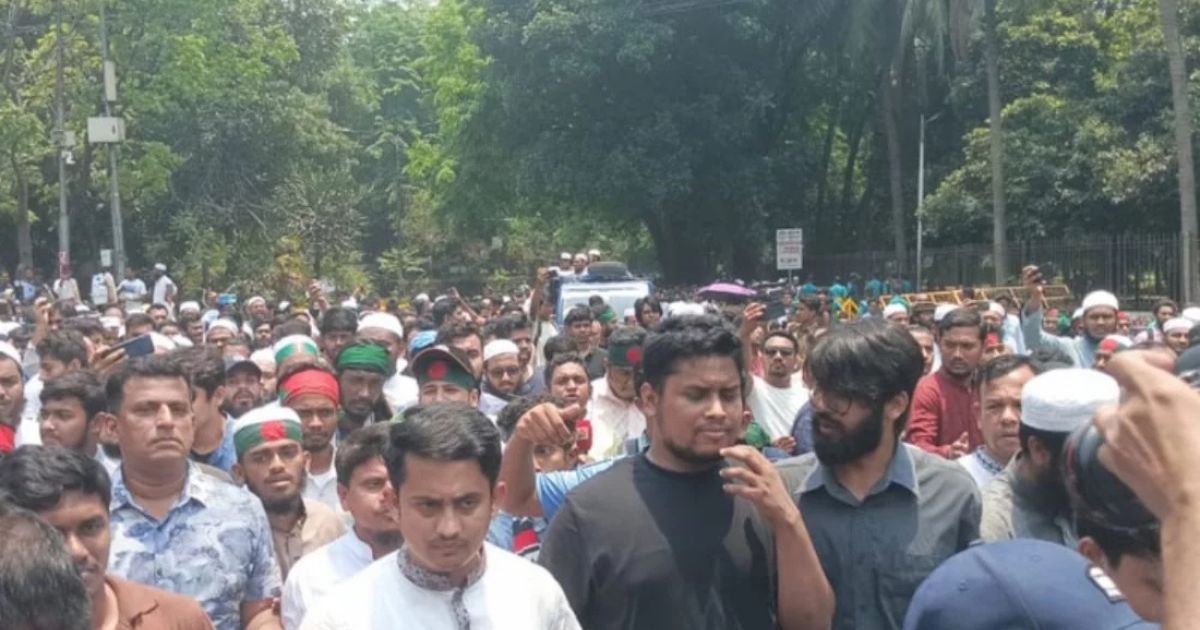 যমুনার গেট ছেড়ে শাহবাগে জুলাই মঞ্চে জড়ো হচ্ছেন বিক্ষোভকারীরা