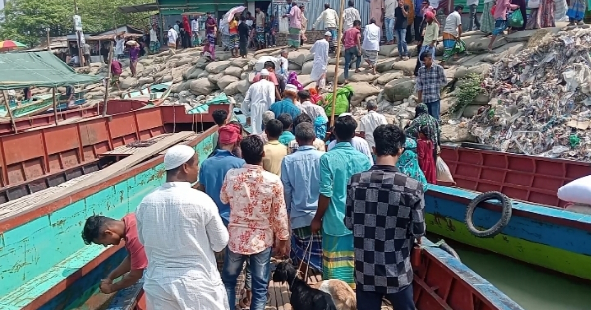 মুন্সিগঞ্জ টঙ্গীবাড়ীর দিঘীরপাড়ের খেয়াঘাট টি যেন মরণফাঁদ