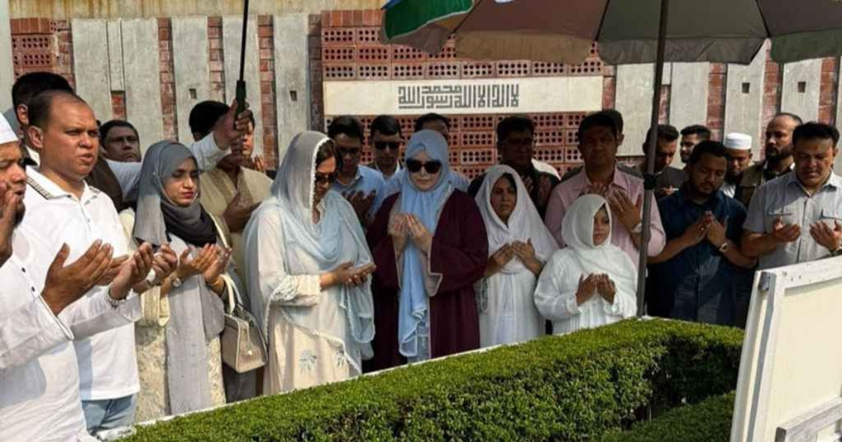 আরাফাত রহমান কোকোর কবর জিয়ারত করলেন ডা. জোবাইদা ও শামিলা রহমান