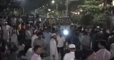 ১ ঘণ্টাতেও ঘোষণা না আসায় শাহবাগ থেকে যমুনা অভিমুখে যাত্রা ফ্যাসিবাদবিরোধী জাতীয় ঐক্যের