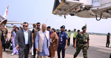 সরকার প্রধান হিসেবে প্রথমবারের মতো নিজ জন্মভূমি চট্টগ্রামে পৌঁছেছেন প্রধান উপদেষ্টা