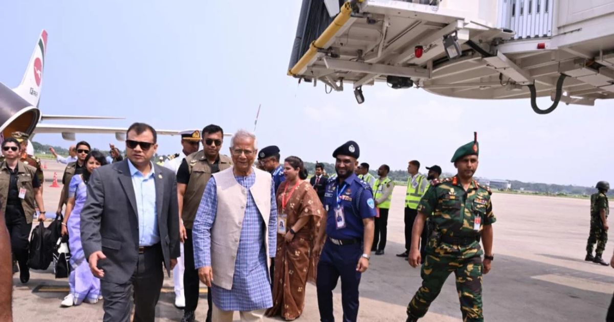 সরকার প্রধান হিসেবে প্রথমবারের মতো নিজ জন্মভূমি চট্টগ্রামে পৌঁছেছেন প্রধান উপদেষ্টা