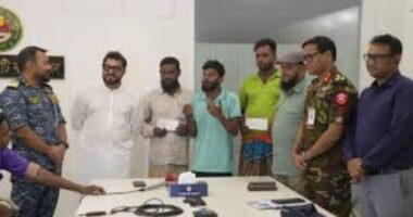 অভিযানে ভেঙে ফেলা ৩ রিকশার চালক পেলেন নগদ টাকা ও চাকরির আশ্বাস