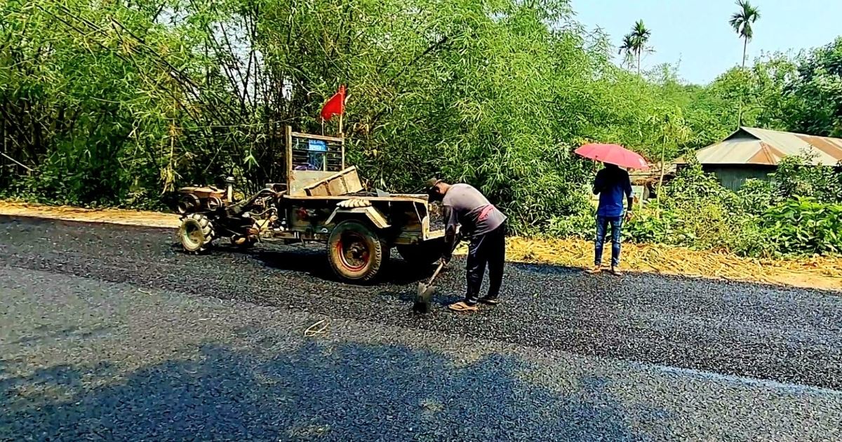 সড়ক সংস্কার কাজে ধীরগতি, চরম ভোগান্তিতে চালক-যাত্রীরা