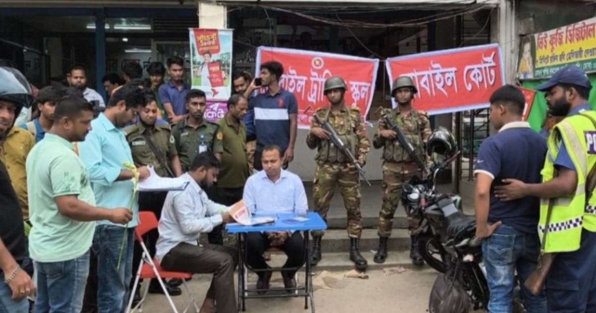 হেলমেট বিহীন মোটরসাইকেল আরোহীদের বিরুদ্ধে অভিযান