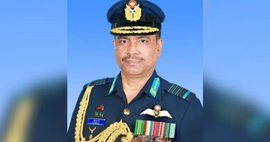দুর্নীতির অভিযোগে বিমানবাহিনীর সাবেক প্রধান ও স্ত্রী-ছেলের ৩৮ ব্যাংক হিসাব অবরুদ্ধ
