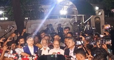 ড. ইউনূস নয়, বৈঠকেও তিন উপদেষ্টার পদত্যাগ চেয়েছে বিএনপি