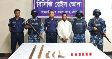 ভোলায় কোস্ট গার্ড-পুলিশের অভিযানে ৬ হাতবোমা ও দেশীয় অস্ত্র উদ্ধার