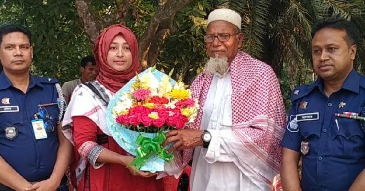 নাটোরের নলডাঙ্গায় ৭৫ বছর বয়সে ডিগ্রী পাশ – জেলা পুলিশের পক্ষ থেকে ফুলেল শুভেচ্ছা
