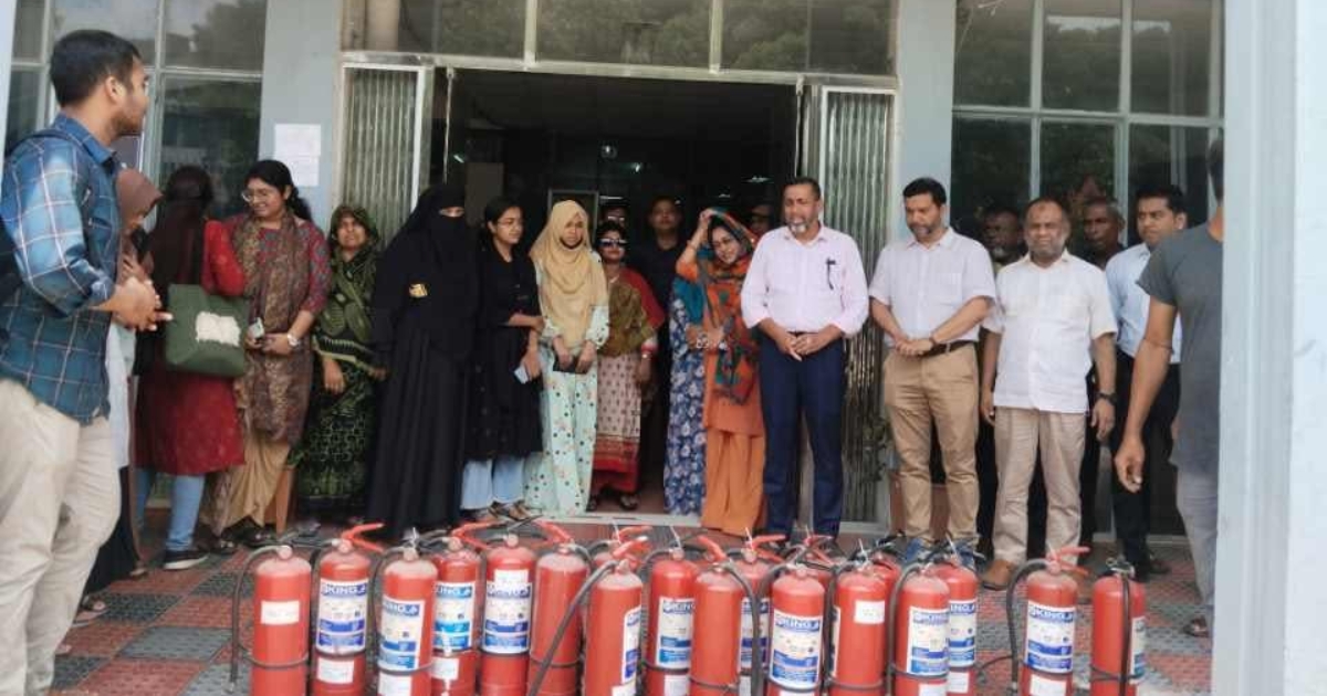 বাকৃবির কেন্দ্রীয় লাইব্রেরির উদ্যোগে অগ্নি নির্বাপক যন্ত্র ব্যবহারে প্রশিক্ষণ