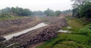 বরাদ্দের টাকা হরিলুটের আশংস্কা নান্দাইলে নরসুন্দা নদ খননের নামে খাল বানানোর অভিযোগ