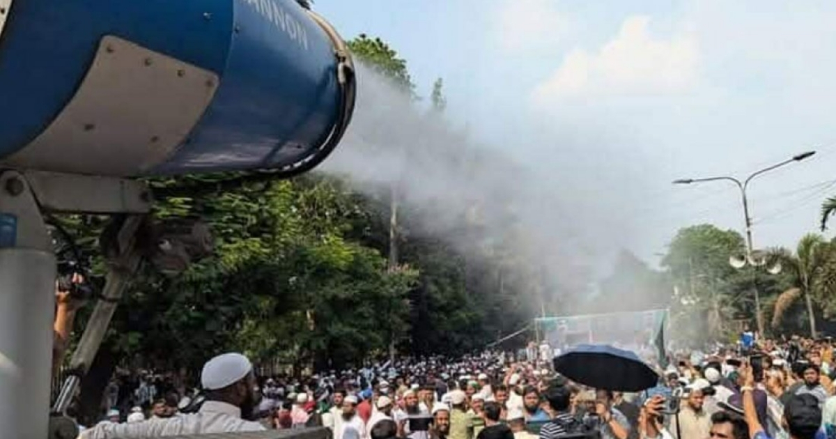 বিক্ষোভকারীদের ওপর ‘ঠান্ডা পানি স্প্রে’ করছে সিটি করপোরেশন