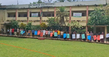সুসং সরকারি কলেজে অতিরিক্ত ভর্তি ফি আদায়, শিক্ষার্থীদের প্রতিবাদ