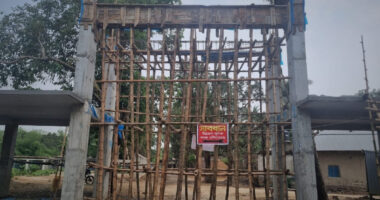 নিম্ন মানের কাজ করায় আলতাদিঘী জাতীয় উদ্যানের গেটের নির্মাণ বন্ধ করে দিলেন এলাকাবাসী