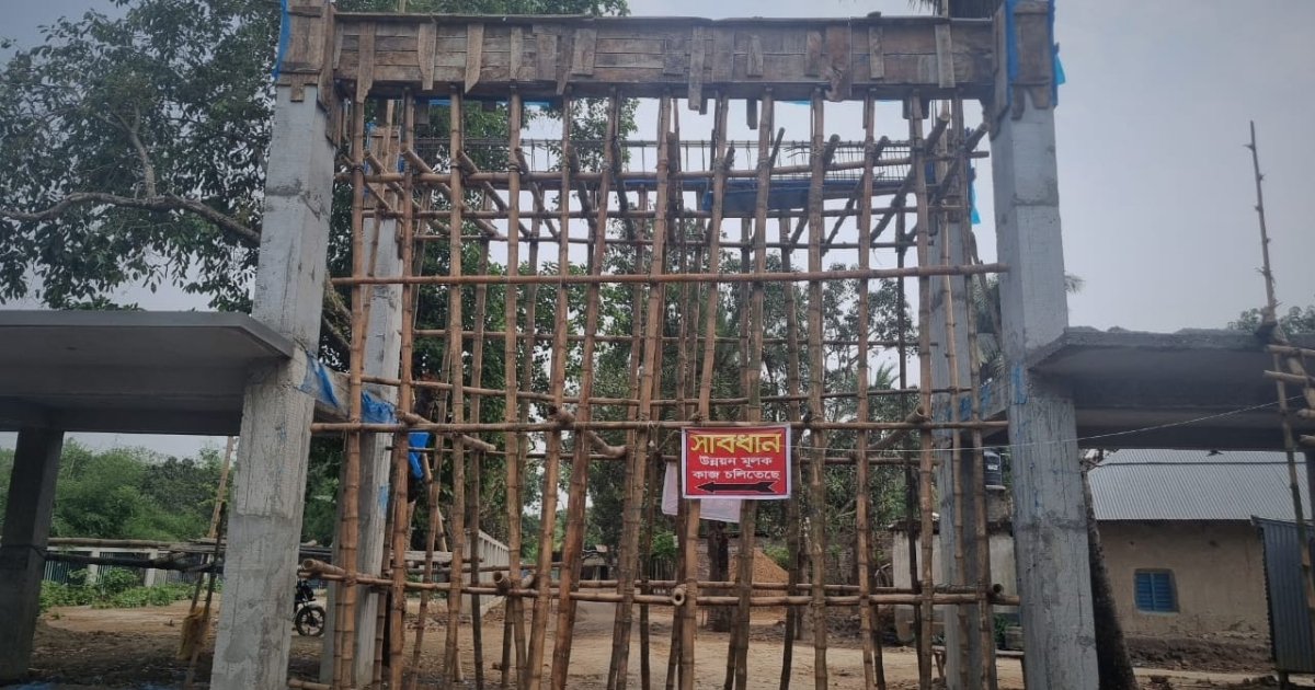নিম্ন মানের কাজ করায় আলতাদিঘী জাতীয় উদ্যানের গেটের নির্মাণ বন্ধ করে দিলেন এলাকাবাসী