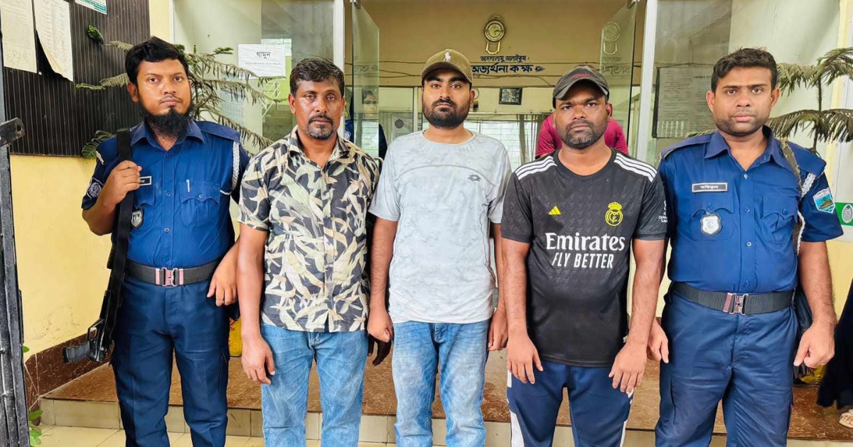 নাটোরে সেনাবাহিনীর অভিযানে ৩ চাঁদাবাজ আটক