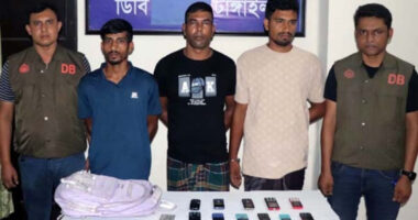 ঢাকা-টাঙ্গাইল মহাসড়কে চলন্ত বাসে ডাকাতি ও শ্লীলতাহানির ঘটনায় গ্রেফতার ৩