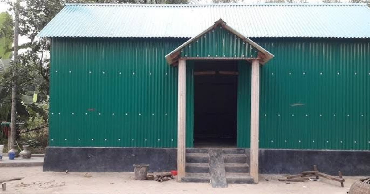 অসহায় পঙ্গু মোয়াজ্জিম মিয়াকে নতুন ঘর নির্মাণ করে দিলেন ইউএনও