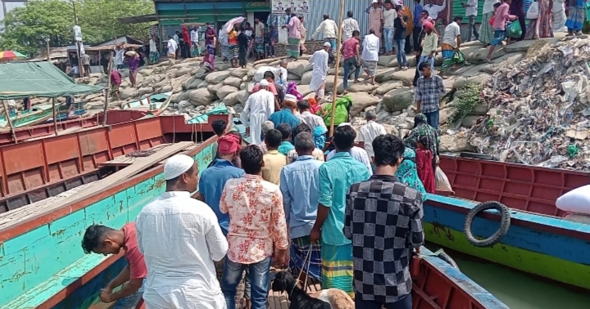 মুন্সিগঞ্জ টঙ্গীবাড়ীর দিঘীরপাড়ের খেয়াঘাট টি যেন মরণফাঁদ