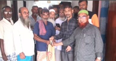 নাটোরে দুলুর পক্ষ থেকে ৫০ জন পঙ্গু ও অসহায় শ্রমিকদের মাঝে ঈদ সামগ্রী বিতরন