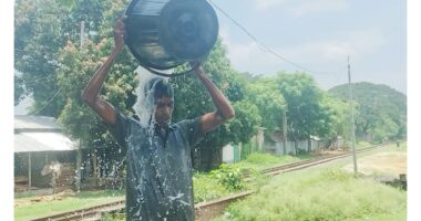 নাটোরে স্ত্রী তালাক দেওয়ায় দুধ দিয়ে গোসল করেছেন এক যুবক