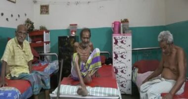 নিজ ঘরে তারা পরবাসী,সন্তানদের প্রতিক্ষায় দিন কাটছে তাদের