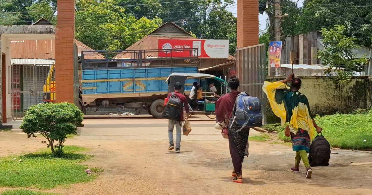 পতাকা বৈঠকের মাধ্যমে তিনজনকে হস্তান্তর করলো বিএসএফ