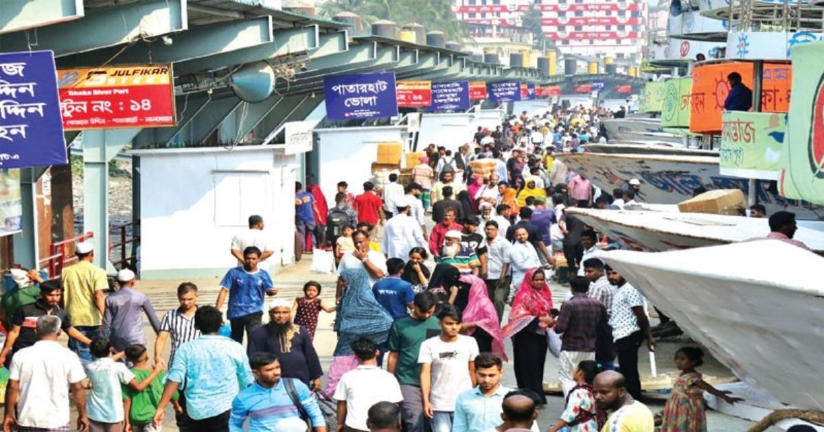ঈদযাত্রায় স্বস্তিতে ঘরে ফিরছেন নৌপথের যাত্রীরা