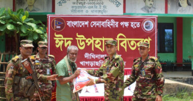 দীঘিনালায় সেনাবাহিনীর ঈদ উপহার বিতরণ
