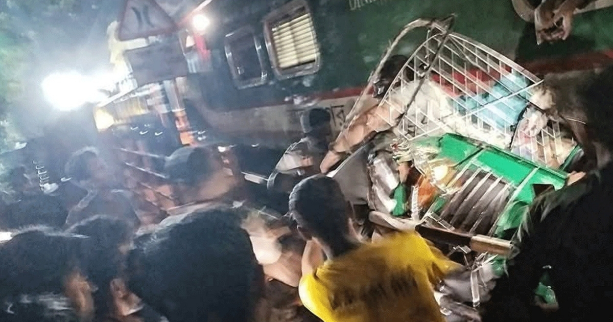 কালুরঘাট সেতুতে ট্রেনের ধাক্কায় দুমড়ে মুচড়ে গেলো কয়েকটি গাড়ি,শিশু নিহত