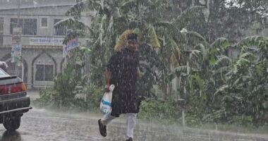 বৃষ্টিতে ভিজে 'জুলাই বিপ্লবের' শহীদ ও আহতদের পরিবারের মাঝে কোরবানির মাংস পৌঁছে দিলেন হাসনাত