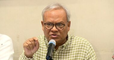 কাউকে সুবিধা দিতে নির্বাচন দেরিতে করলে সরকার বিতর্কিত হবে : রিজভী