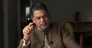 এই প্রথম বাংলাদেশে একটা সিরিয়াস পলিটিকাল গ্যাঞ্জাম এড়ানো গেছে সোফায় বসে : ফাহাম
