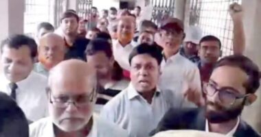 নাটোরে "জয়বাংলা " স্লোগান ও গুলিবর্ষণের ঘটনায় আ'লীগের ১৭ জনকে কারাগারে প্রেরণ