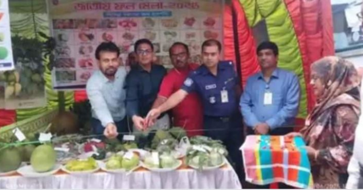নাটোরের লালপুরে উপজেলা প্রশাসনের উদ্যোগে জাতীয় ফল মেলার উদ্বোধন