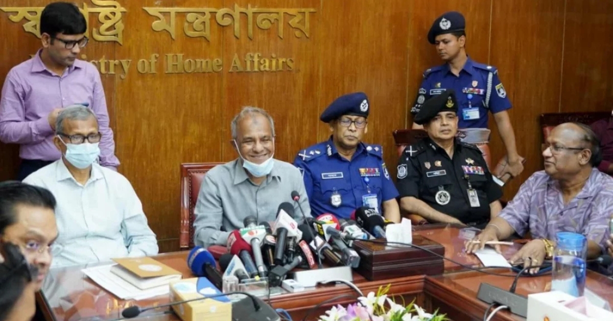 বিমানবন্দরে আসিফ মাহমুদের ব্যাগে ম্যাগাজিন, 'জাস্ট একটা ভুল’ : স্বরাষ্ট্র উপদেষ্টা