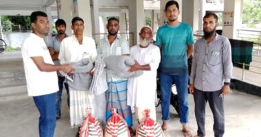 অগ্নিকাণ্ডে ক্ষতিগ্রস্তদের মাঝে জেলা প্রশাসক ও উপজেলা প্রশাসনের পক্ষ থেকে সহায়তা