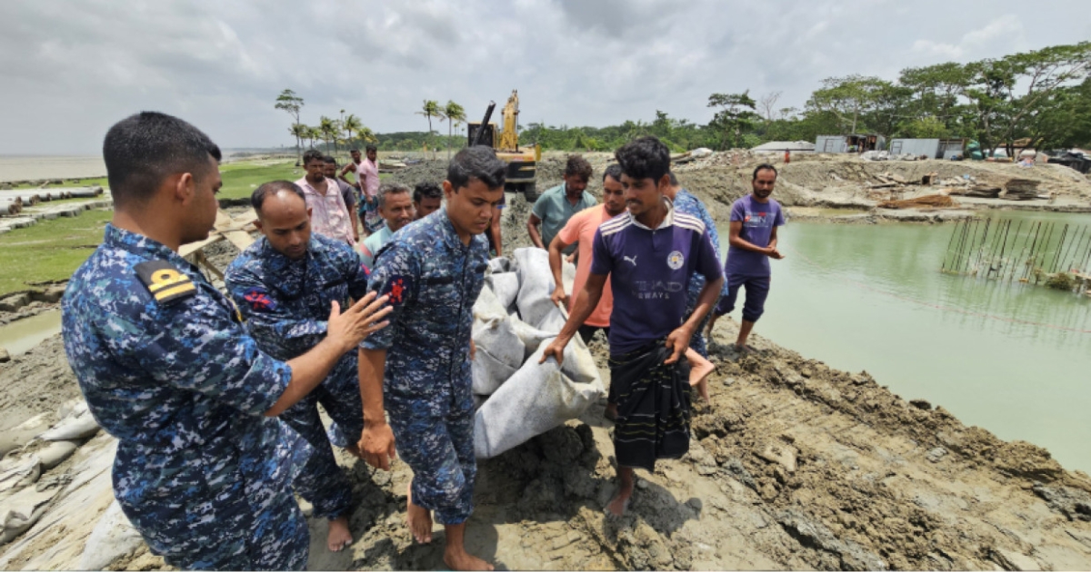 বন্যায় ভেঙে যাওয়া বাঁধ মেরামতে নৌবাহিনীর দ্রুত উদ্যোগে প্রশংসার জোয়ার