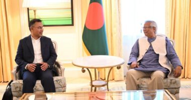 ড. ইউনূসকে যা উপহার দিলেন তারেক রহমান