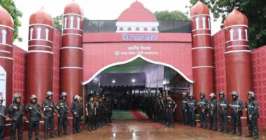 পথে পথেই কাটে ঈদ, সবাইকে নিরাপদে রাখাই তাদের আনন্দ